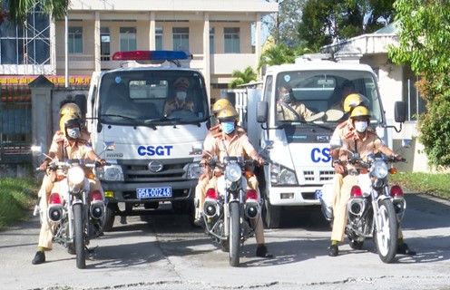 Tổ tuần kiểm, kiểm soát của Phòng Cảnh sát giao thông Công an tỉnh Hậu Giang chuẩn bị thực hiện nhiệm vụ