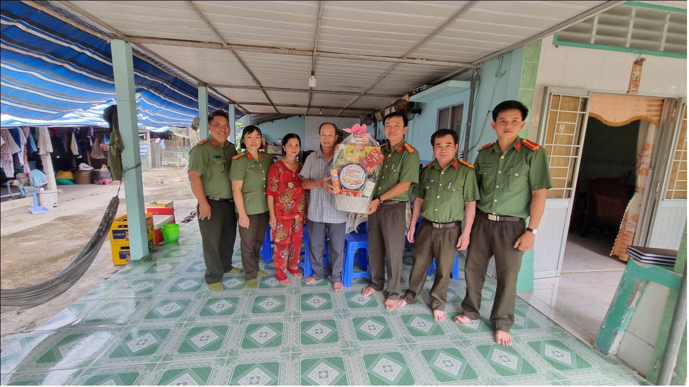 Lãnh đao, cán bộ Phòng Hồ sơ nghiệp vụ thăm, tặng quà đồng chí Đại tá Huỳnh Hiếu Đức, nguyên Trưởng Phòng hồ sơ nghiệp vụ