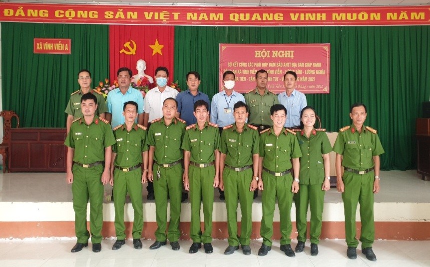 Công an xã Vĩnh Viễn A, huyện Long Mỹ chủ trì tổ chức Hội nghị sơ kết công tác phối hợp bảo đảm an ninh, trật tự (ANTT) địa bàn giáp ranh năm 2021 gồm 08 xã, thị trấn (xã Vĩnh Viễn A, Lương Tâm, Lương Nghĩa, thị trấn Vĩnh Viễn thuộc huyện Long Mỹ, tỉnh Hậu Giang; xã Tân Tiến, Hỏa Tiến thuộc thành phố Vị Thanh, tỉnh Hậu Giang và xã Vĩnh Tuy, Vĩnh Thắng thuộc huyện Gò Quao, tỉnh Kiên Giang)