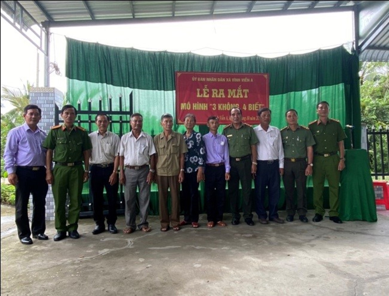 Công an xã Vĩnh Viễn A cùng các đồng chí lãnh đạo xã tổ chức Lễ ra mắt mô hình “3 không, 4 biết” tại địa bàn ấp 7 xã Vĩnh Viễn A.