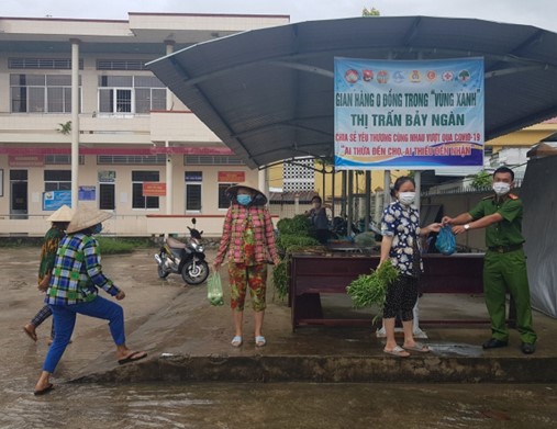 Công an thị trấn Bảy Ngàn, huyện Châu Thành A tích cực tham gia cùng địa phương hỗ trợ kịp thời những hoàn cảnh khó khăn bởi đại dịch Covid 19