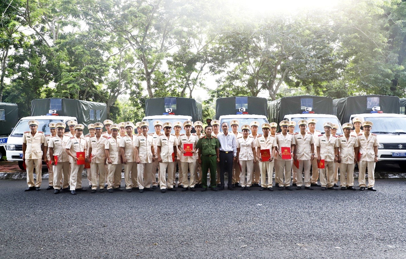 Đại biểu chụp ảnh lưu niệm cùng các đồng chí được điều động đến nhận công tác tại Công an cấp xã và trang cấp phương tiện xe ô tô cho Công an cấp xã