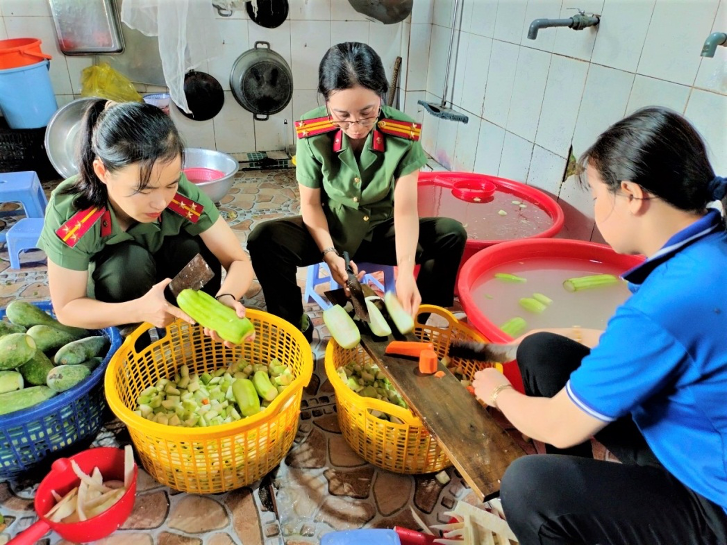 Các đồng chí hội viên đang chế biến các món ăn để phát tặng cho các bệnh nhân 