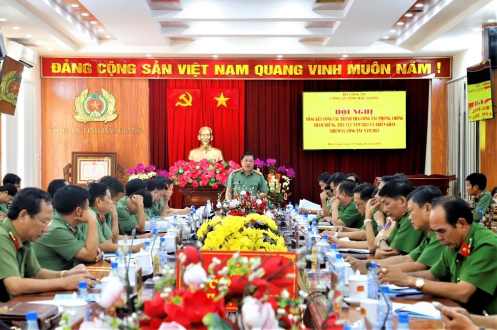 Đồng chí Đại tá Nguyễn Thanh Tràng, Phó Bí thư Đảng ủy, Phó Giám đốc Công an tỉnh, Phó Trưởng Ban Chỉ đạo phòng, chống tham nhũng, tiêu cực, thực hành tiết kiệm, chống lãng phí Công an tỉnh phát biểu chỉ đạo tại Hội nghị